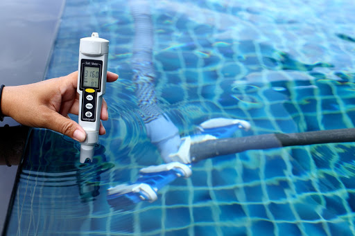 Meranie hladiny pH, chlóru a iných hodnôt v bazénovej vode pomocou elektronického testera